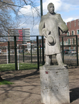 828418 Afbeelding van het door Joop Hekman gemaakte standbeeld van de politicus Pieter Jelles Troelstra (1860-1930), ...